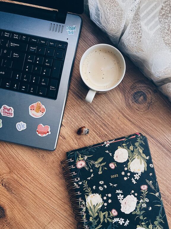 How to Create a Cozy and Productive Home Workspace